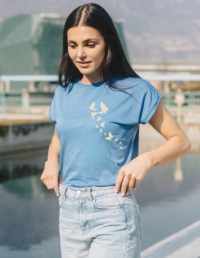 [WMTS005-139FAR-SS23] T-shirt Laura in Fibra di Eucalipto - azzurra con farfalle